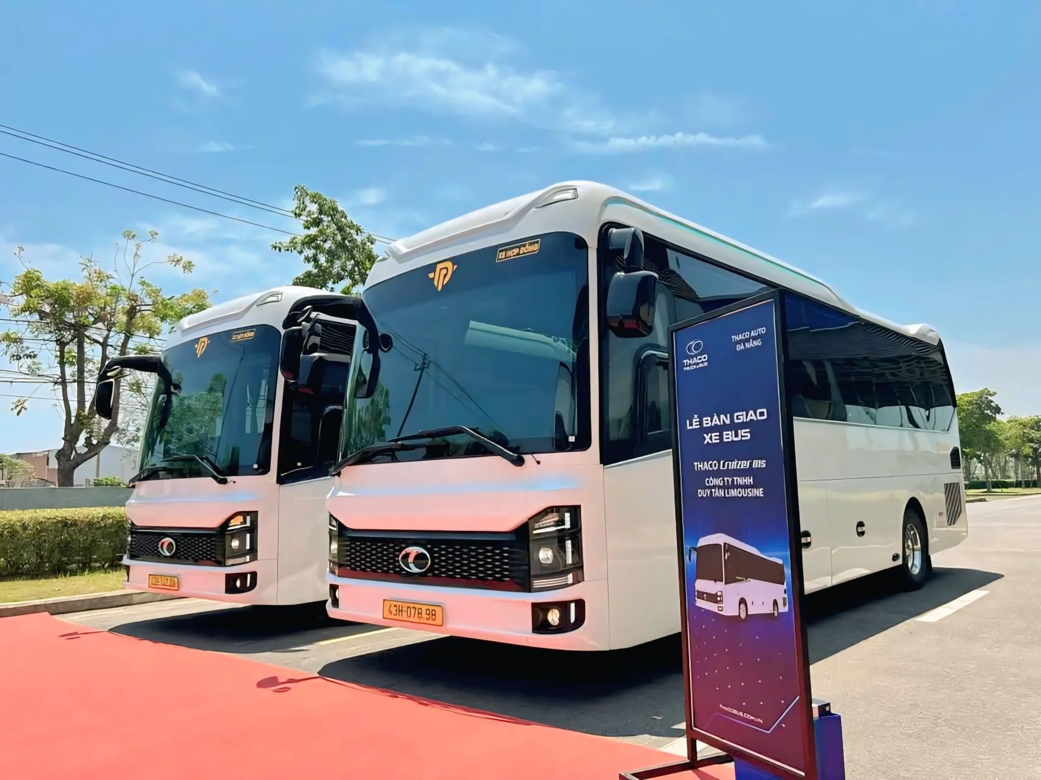 29-seat bus for Vietnam visa run service
